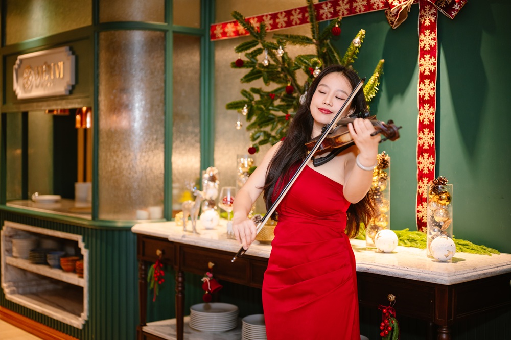 In the Christmas atmosphere, the live violin performance at Diên Vị Dining adds emotion and completeness to your dining experience